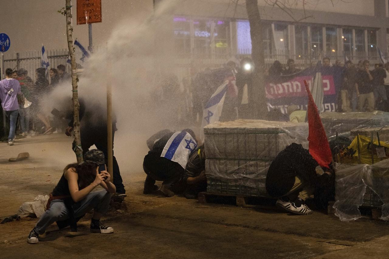 示威團體促正式撤回司法改革。(AP)