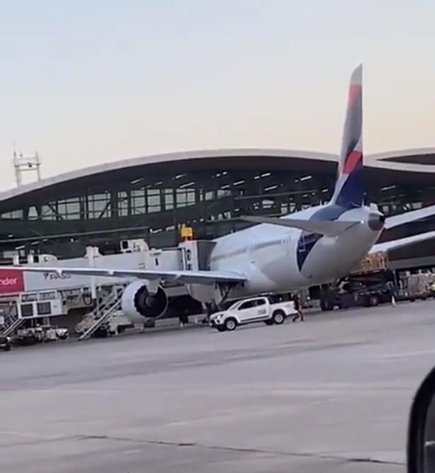 劫匪與機場特警在南美航空機身下方激烈交火,槍聲此起彼落。(Twitter)