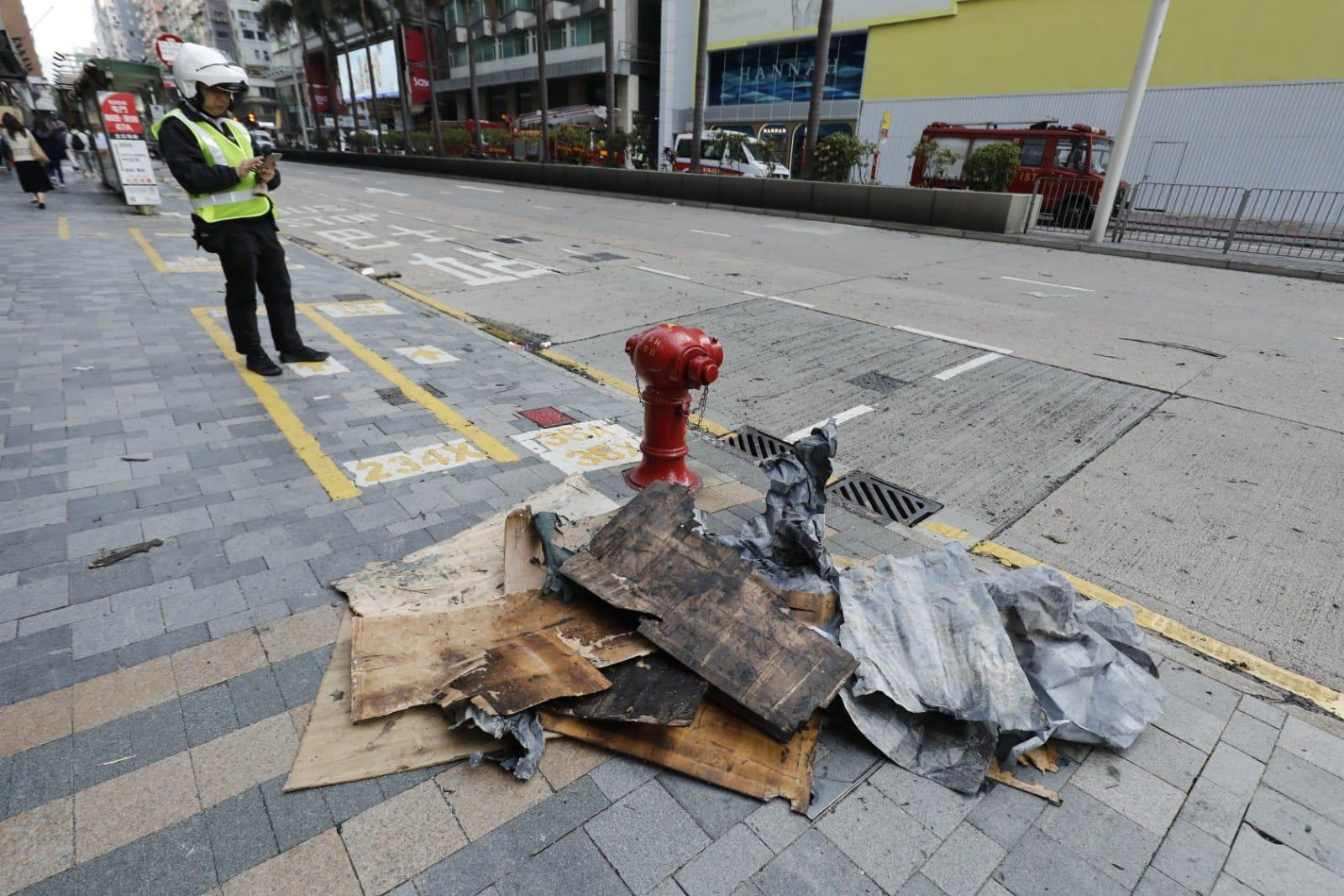九巴59條巴士線改道,部分港鐵站出口關閉。(林俊源攝)