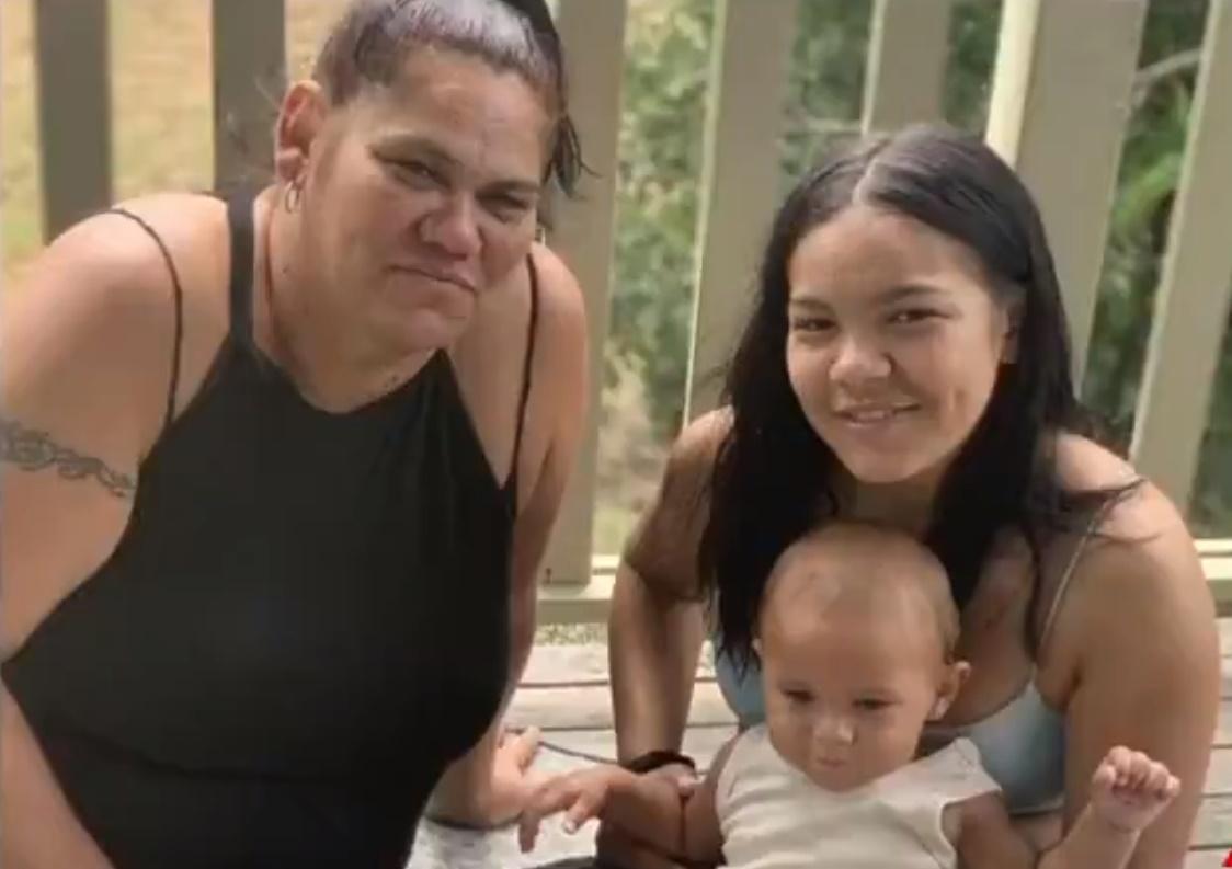 (右)嬰兒、母親Annie Donovan與外婆。(網上圖片)