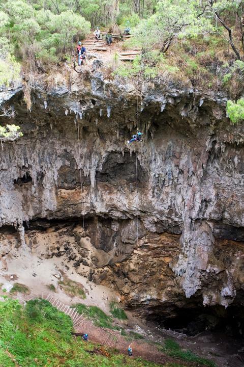 洞穴由頂至底約相高40米,大約為13層樓的高度。(Twitter)