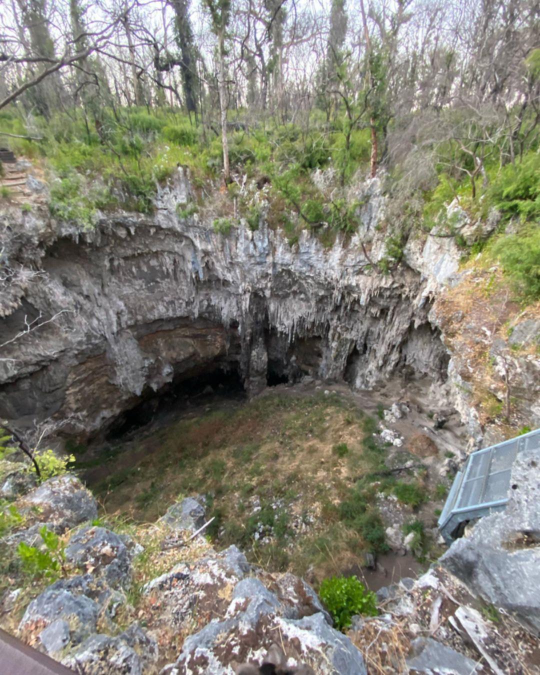 洞穴由頂至底約相高40米,大約為13層樓的高度。(Twitter)