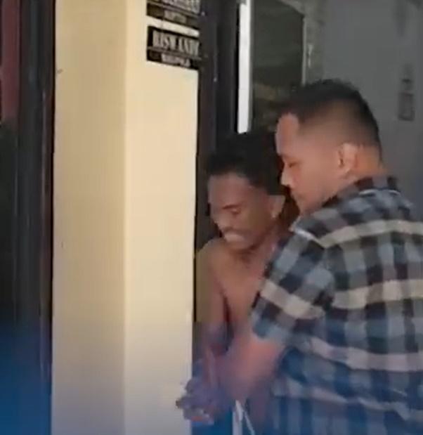 賊人先被送往醫院接受治療,再被鎖上銬帶返警署。(Twitter)