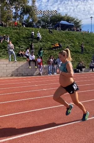 Makenna Myler衝過終點。(IG)