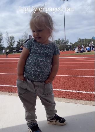 丈夫和女兒都有到場為Makenna Myler打氣。(IG)