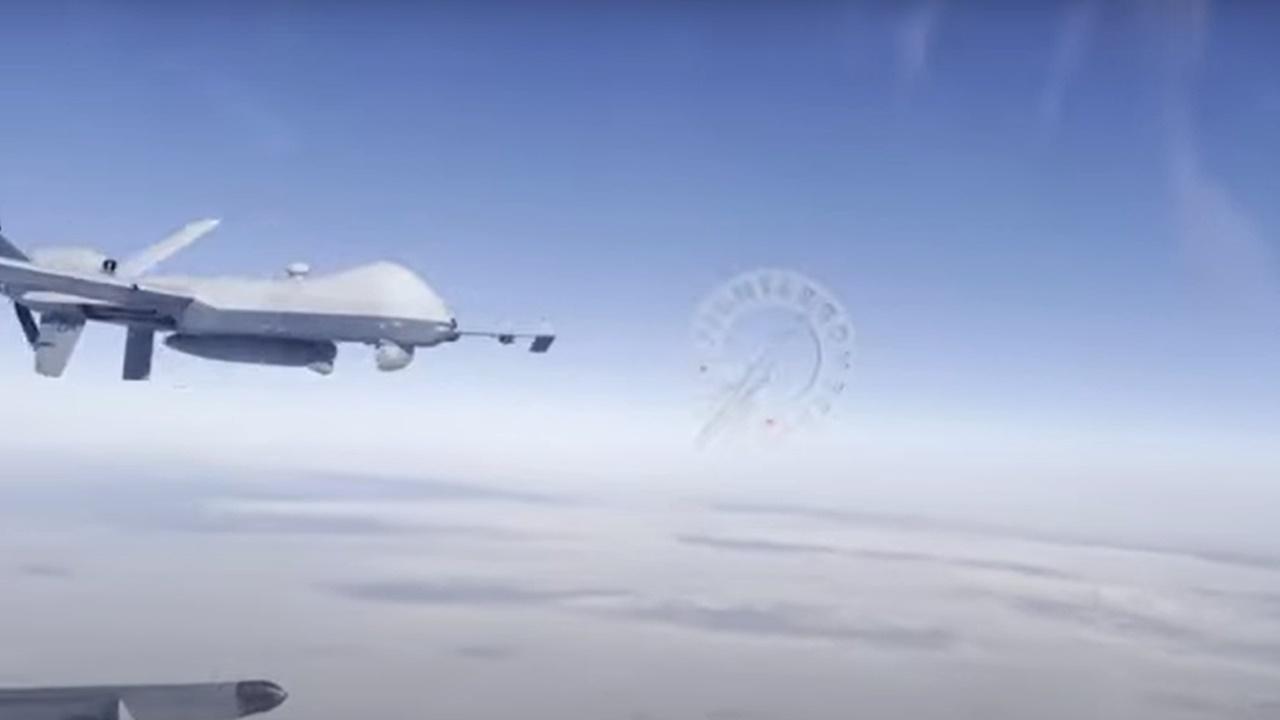 蘇-27近距離掠過MQ-9無人機。(YouTube截圖)