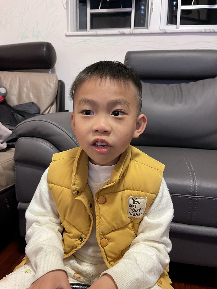 親子專家鄭穎賢指,長期戴口罩使小朋友難以閱讀別人表情及咬字發音,影響他們的語言發展。