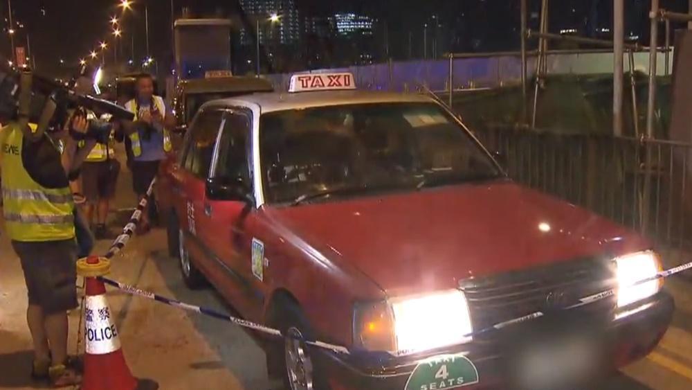 九龍城的哥遇持刀行劫急煞釀車禍,警方追緝男匪徒。(電視截圖)