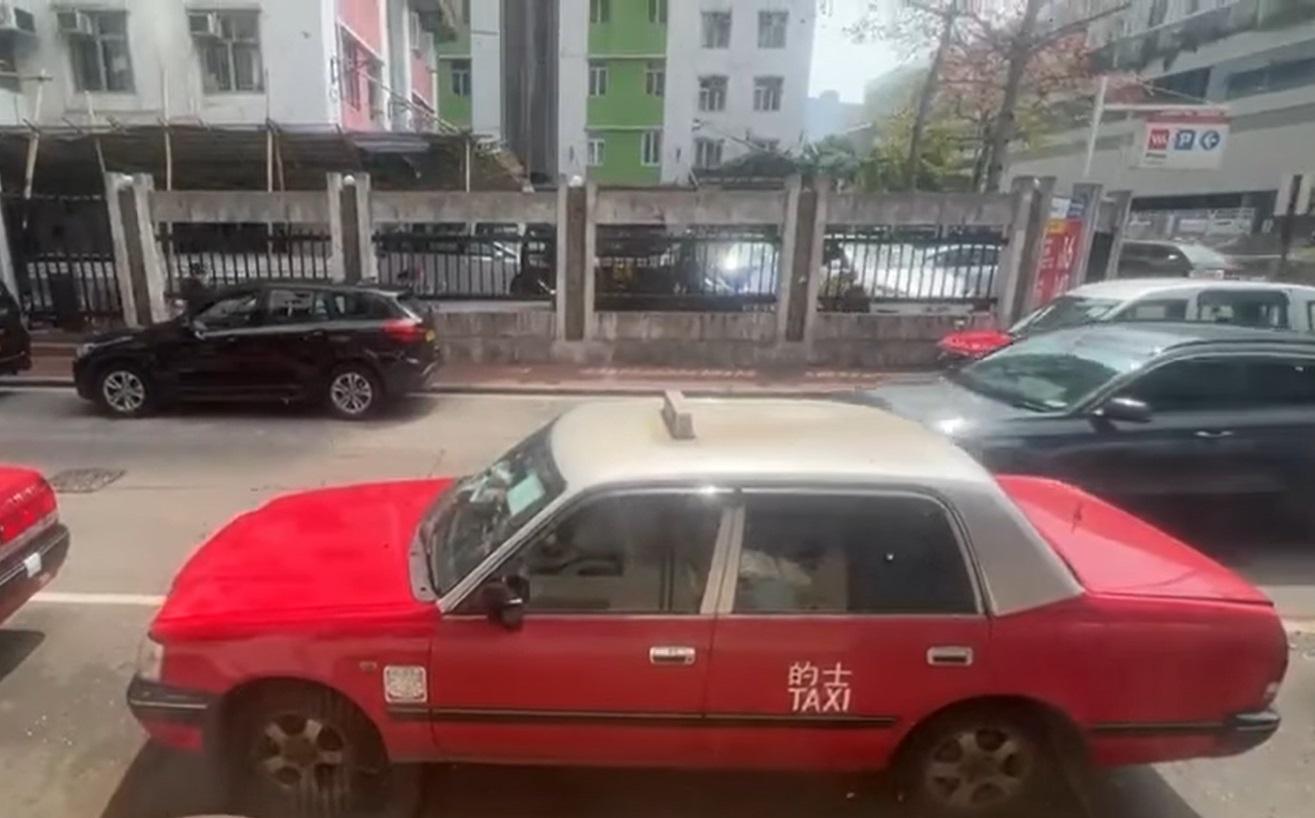影片相信是在港島天后琉璃街的士站拍攝。(網片截圖)