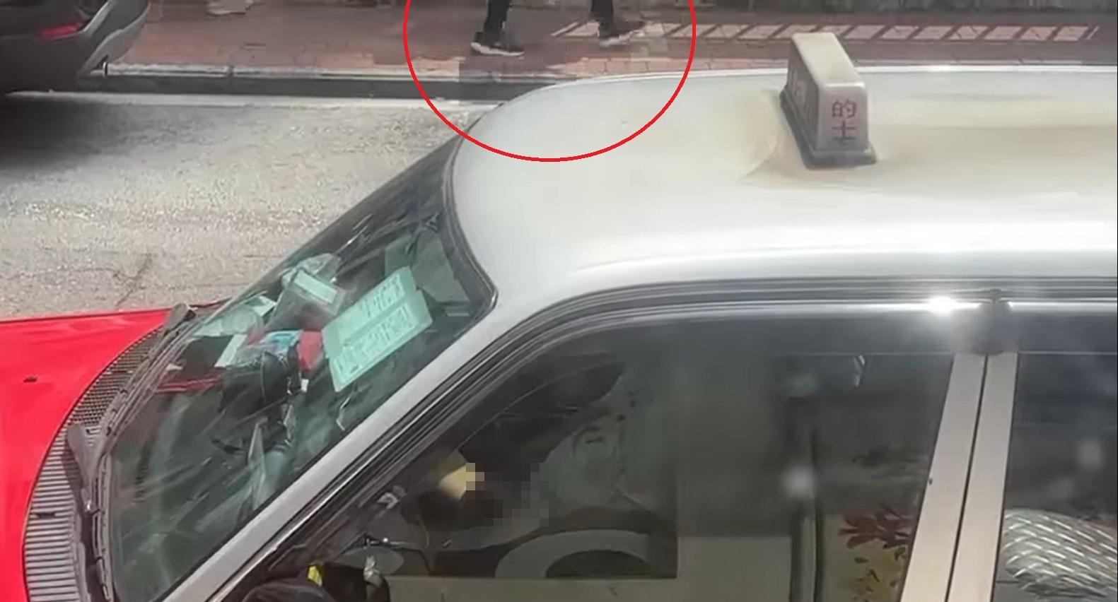 在的士司機疑似手淫期間,旁邊有途人經過。(網片截圖)