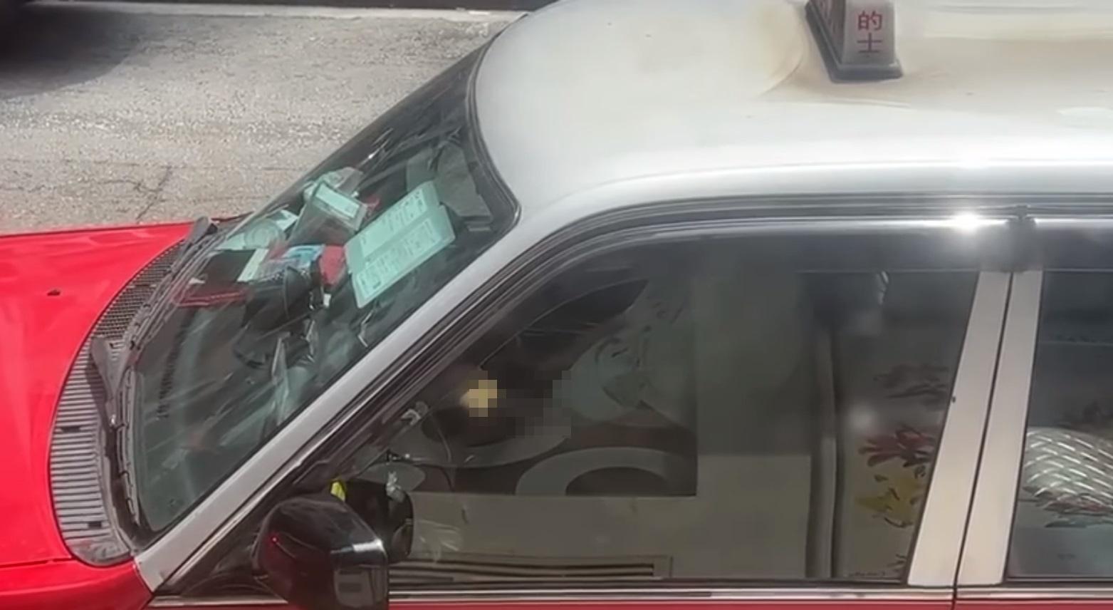 影片中的士司機疑一邊手淫,一邊等客。(網片截圖)