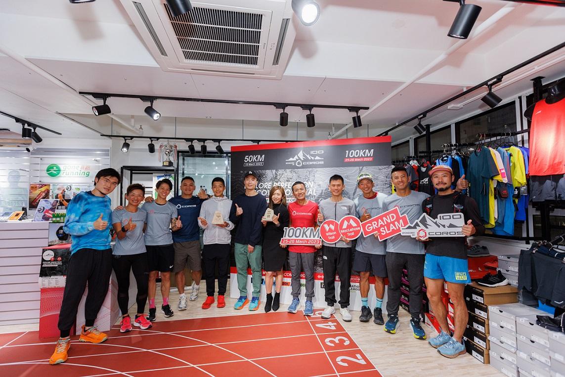 曾小強(右四)與曾進傑(右三)、羅楚健、廖科樂、張祺豐KFC、熊雪兒Shirley等一同出席COROS100山賽記者會。(大會提供)