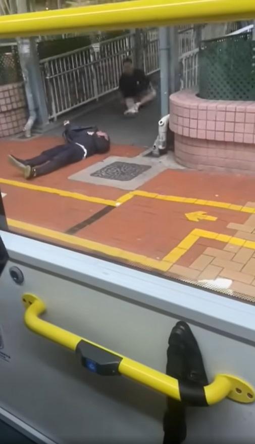 期間藍衫男子亦不慎跌倒。(網片截圖)