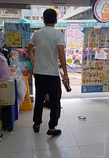 白衣男子持玻璃樽扑向胖漢。(網片截圖)
