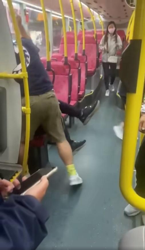 藍衫男子狂毆巴士大叔。(網片截圖)