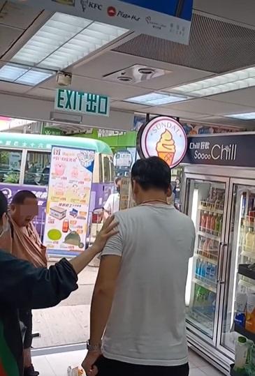 女職員上前勸阻。(網片截圖)