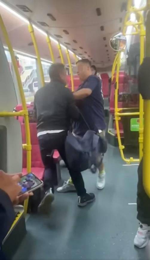 巴士大叔與藍衫男子糾纏。(網片截圖)