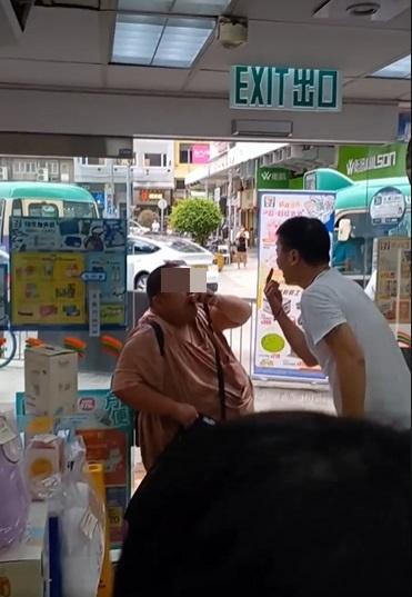 白衣男與胖漢爆粗口角。