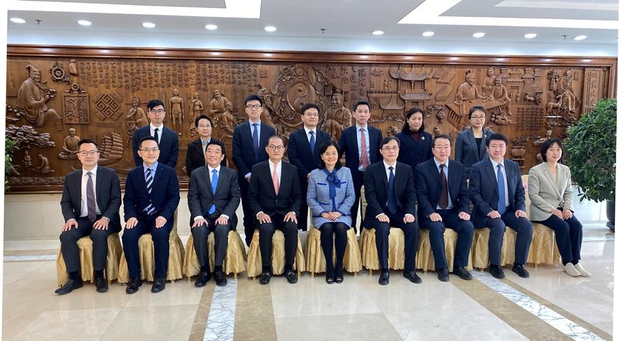 盧寵茂率領代表團拜訪國家中醫藥管理局。(政府新聞處圖)