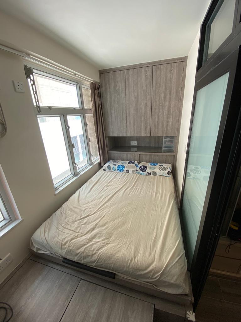 睡房設有地台和置頂床頭櫃,十分實用,而且新淨。