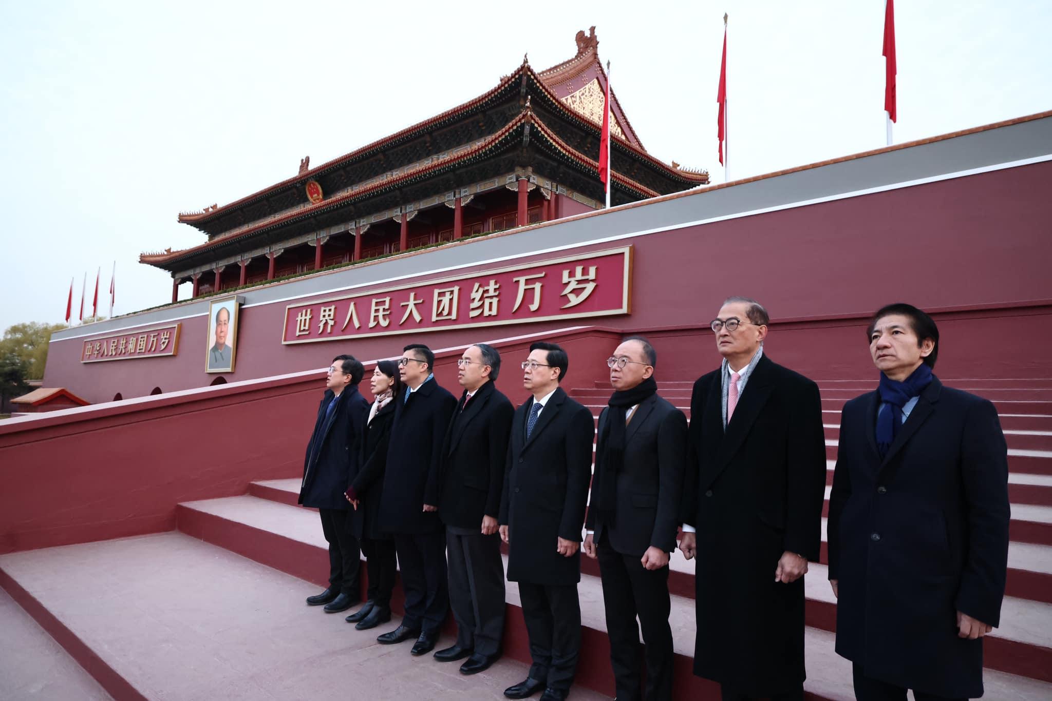 李家超繼續在北京訪問,今早在天安門首次觀看升旗禮。(李家超fb圖)