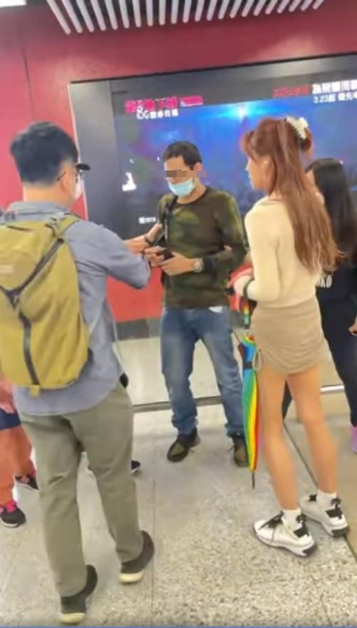 數名途人合力拿走眼鏡男子的手機。(網片截圖)