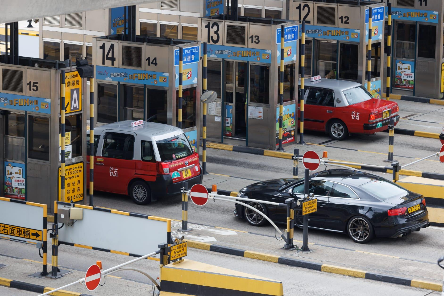 政府今日公布三隧分流收費方案,當中第二階段實施不同時段不同收費,西隧倘遇事故隨時由「最平」變「最貴」。