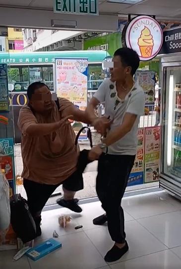 白衣漢一巴打向胖漢。(網片截圖)