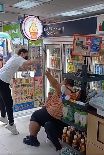 另一名白衣男子用皮帶抽打胖漢。(網片截圖)