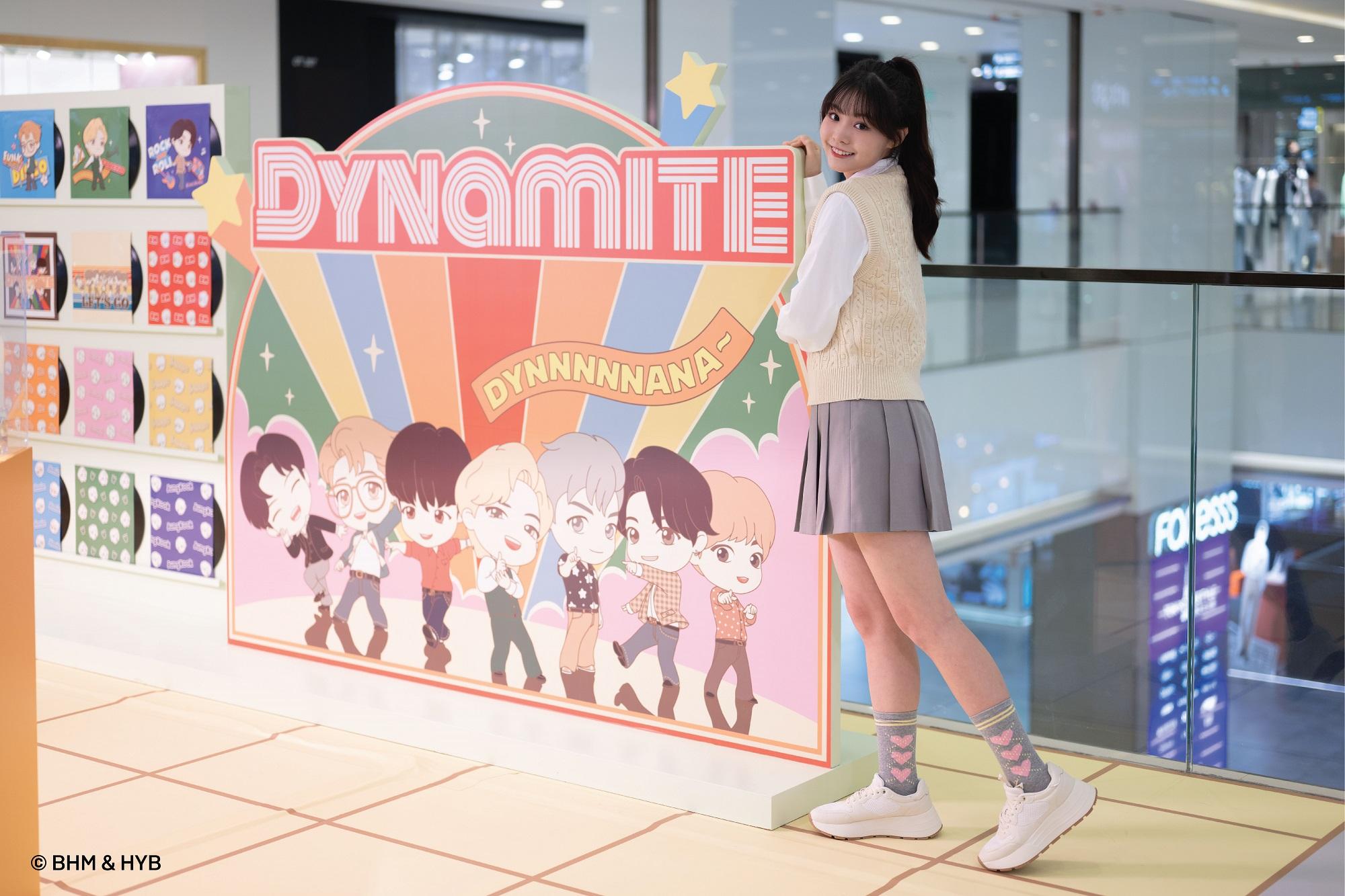 粉絲與《Dynamite》造型的TinyTAN見面及打卡。