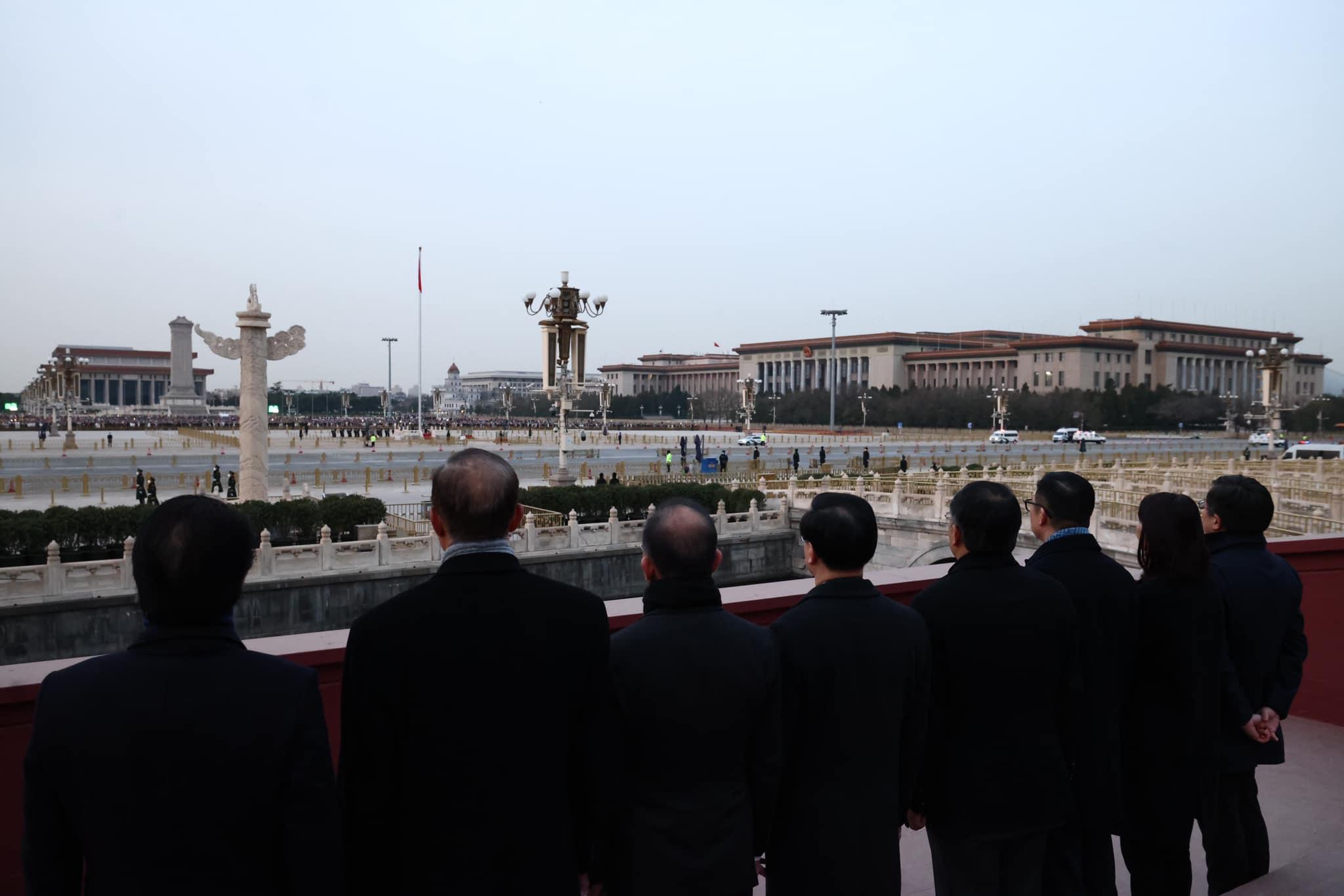 李家超繼續在北京訪問,今早在天安門首次觀看升旗禮。(李家超fb圖)