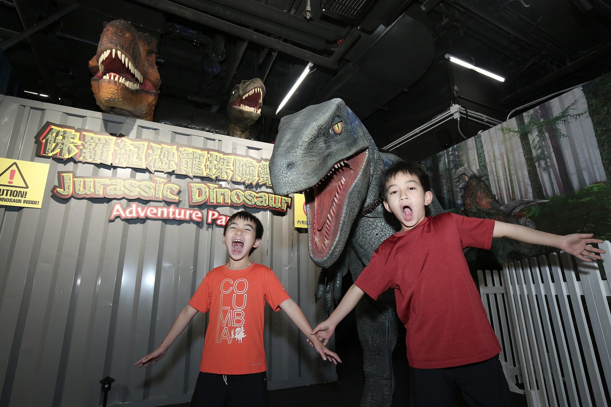 小朋友可以與曾經接受訓練的恐龍互動及拍照留念。