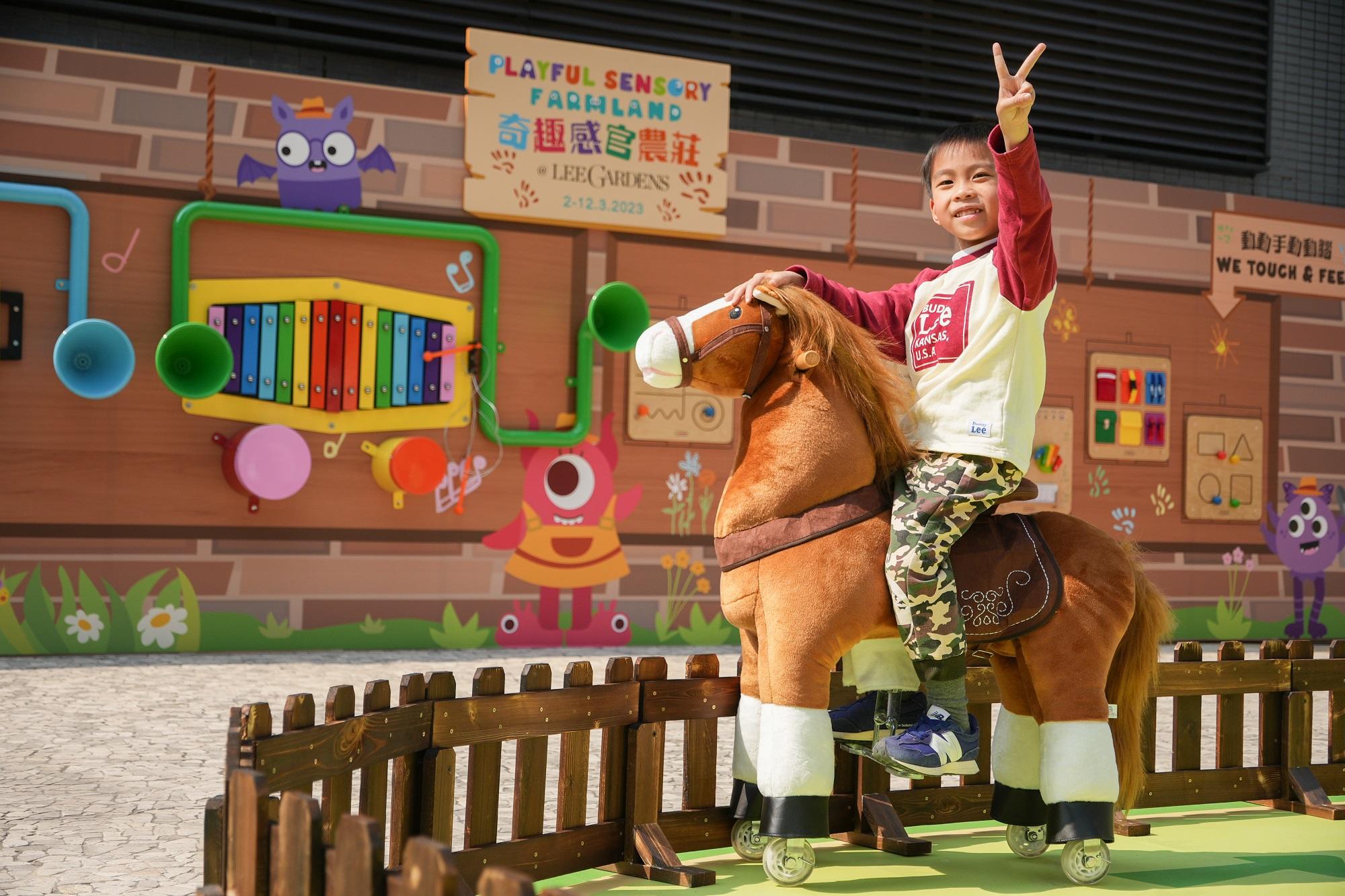 家長想子女過渡期進展更快,可以仿效教他們戴口罩時的做法。使孩子能夠脫掉口罩,開心玩樂。