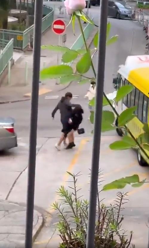 情侶互相推撞,男方用力推開女友。(網片截圖)