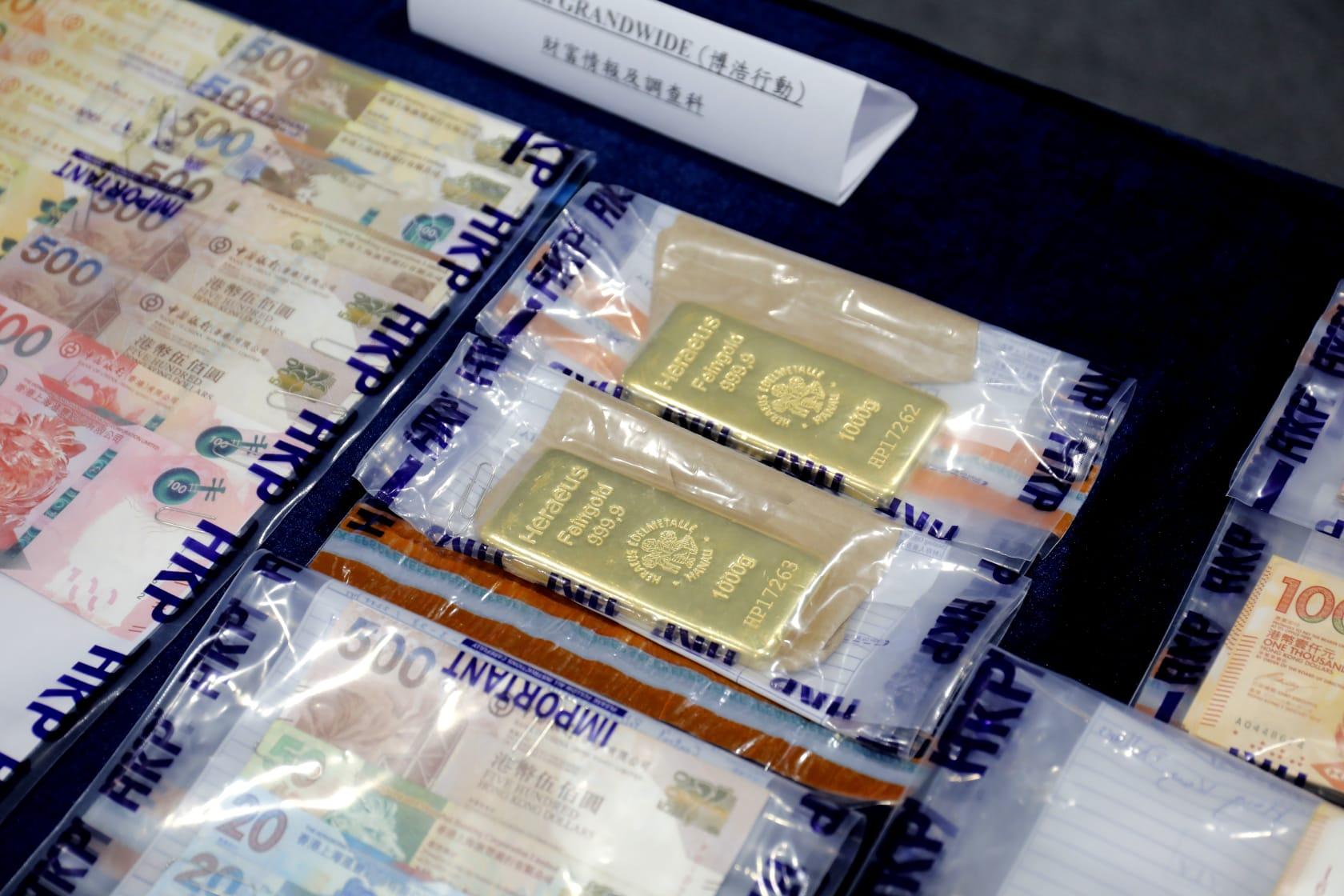 警方展示檢獲的金器及現金。(林俊源攝)