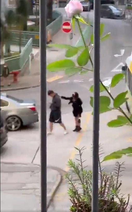 女方站起身來,與男友理論及糾纏。(網片截圖)