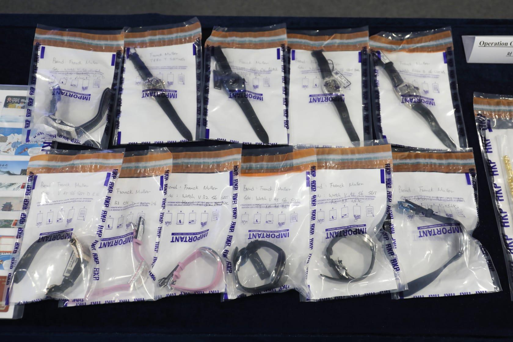 警方展示檢獲的名錶。(林俊源攝)