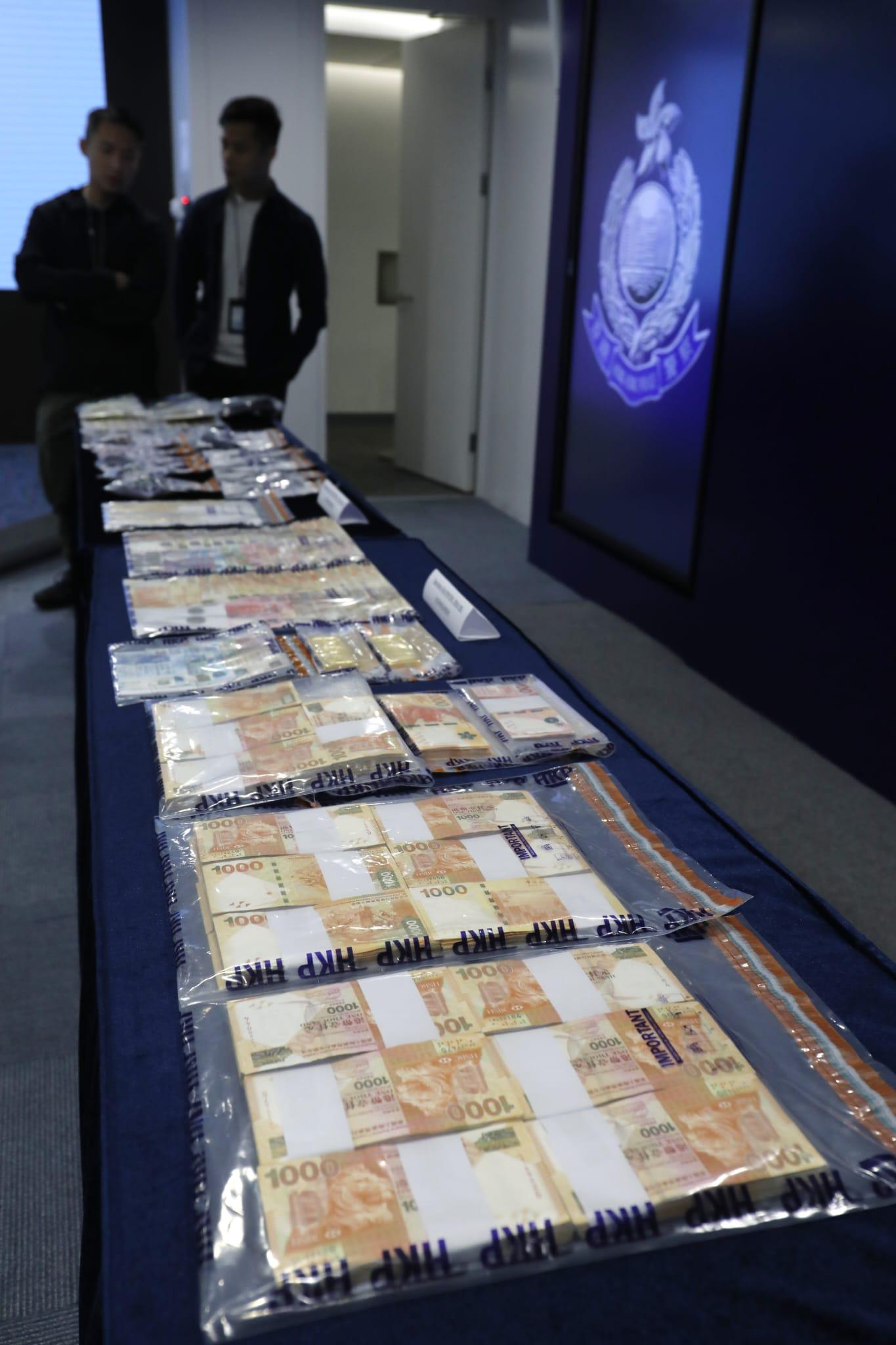 警方展示檢獲的金條、名錶及現金。(林俊源攝)