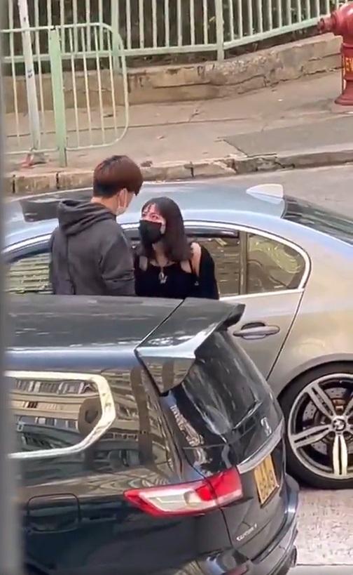 女子與男友繼續糾纏。(網片截圖)