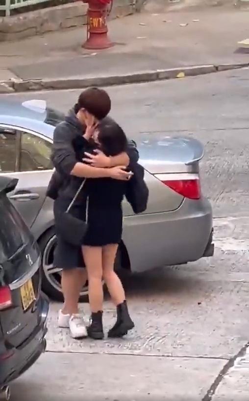 男子擁抱女方,以求寬恕。(網片截圖)