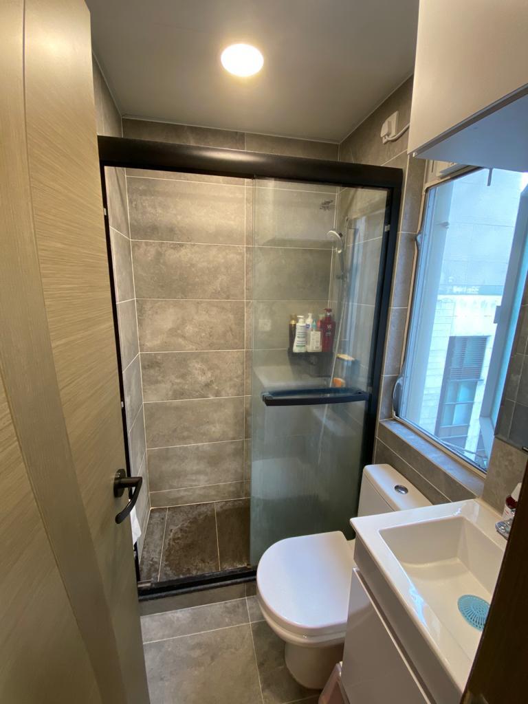 企缸浴室設有大窗,有助空氣流通,裝修亦實用企理。