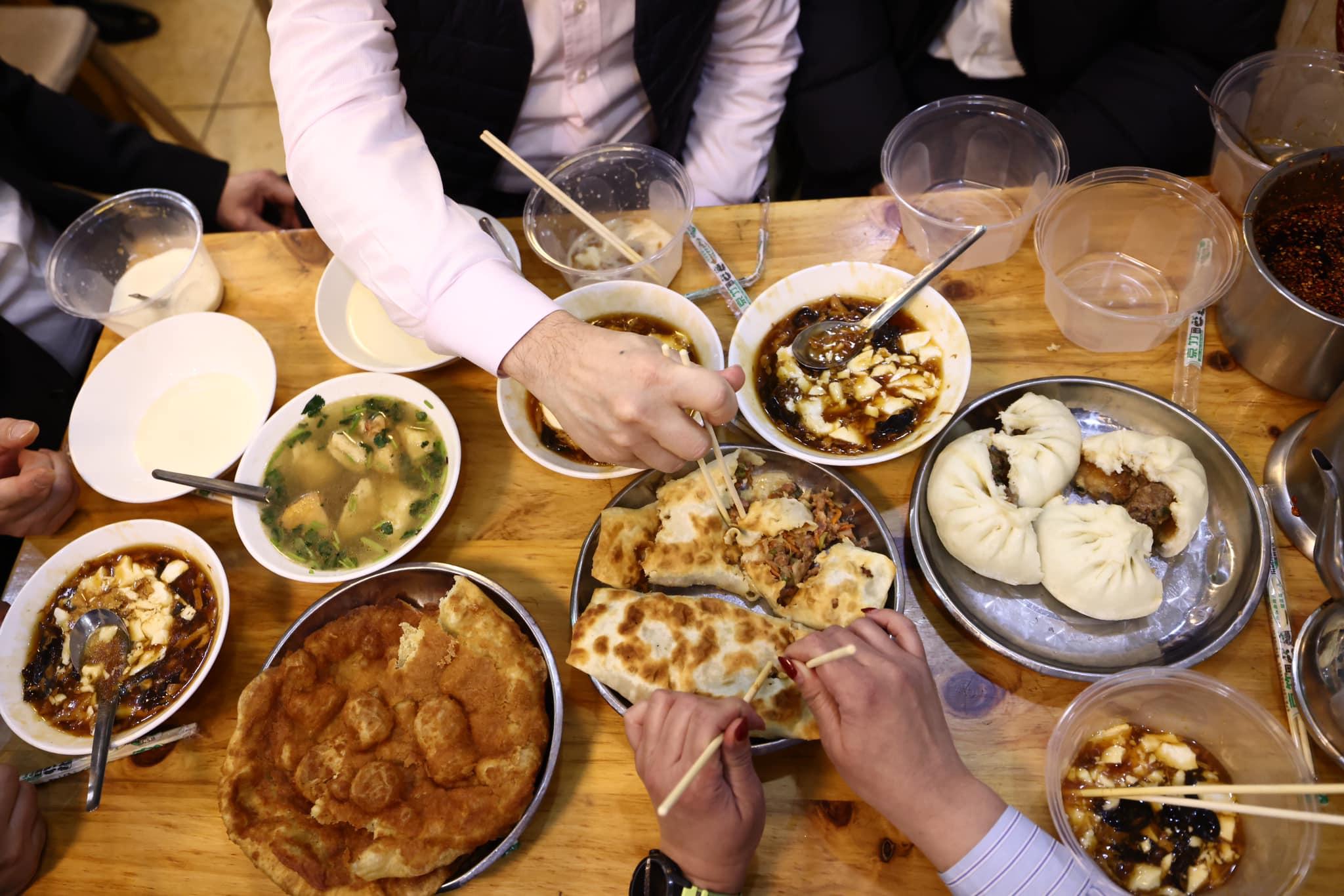 李家超今早與駐京處人員食早餐。(李家超fb圖)