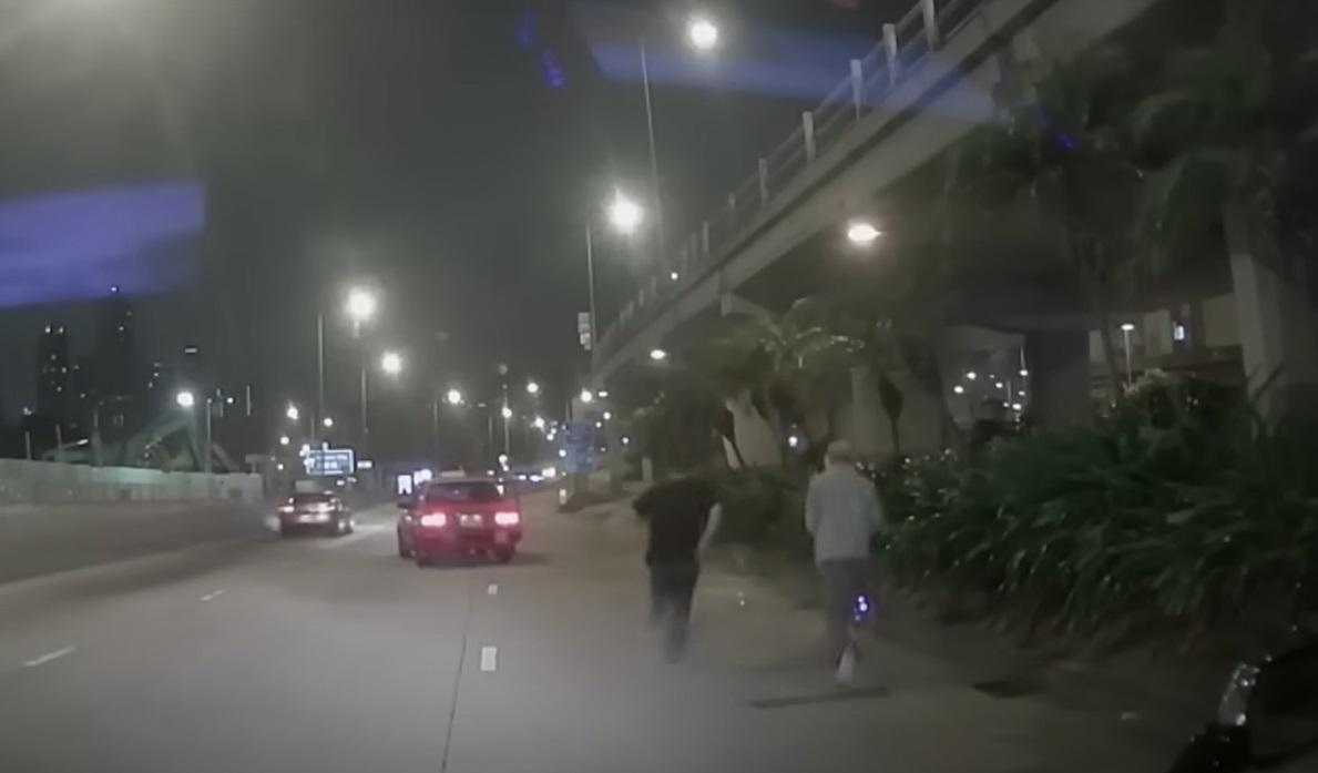 前方的的士司機「無人駕駛」下溜前。(網上截圖)