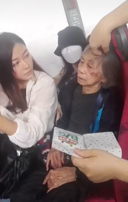 有乘客為婆婆撥髮搧風。(網片截圖)