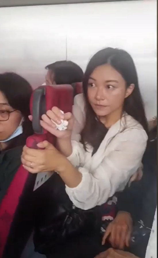 婆婆眼角疑似受傷,旁邊的女乘客手握紙巾,一臉關心。(網片截圖)