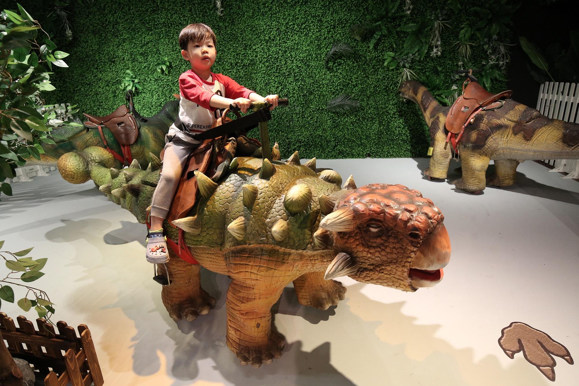 孩子可以騎上仿真恐龍上享受乘騎的快感。