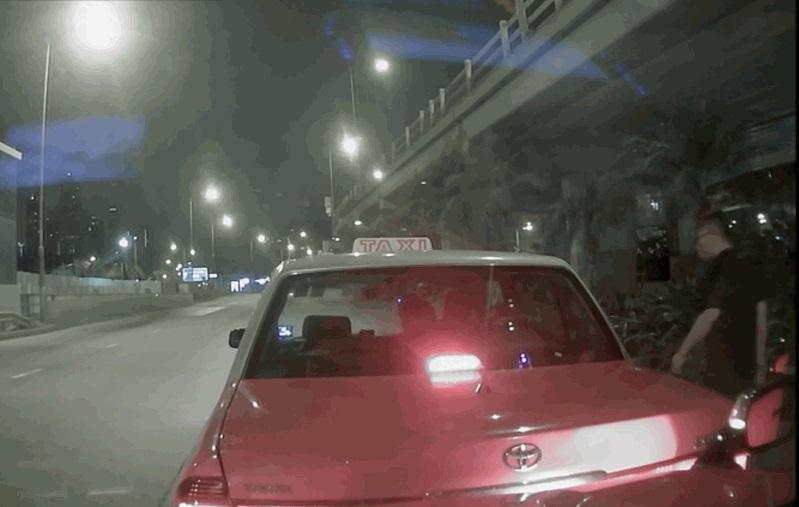 後方的的士司機上前了解情況。(網片截圖)