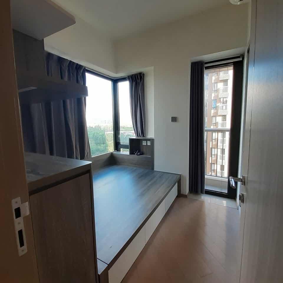 主人房亦設有一個小小露台,而且窗大,十分光猛通爽。