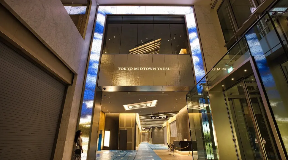 整座大樓樓高45層,內設酒店、娛樂、餐飲、轉運站等設施 (LandSkip)