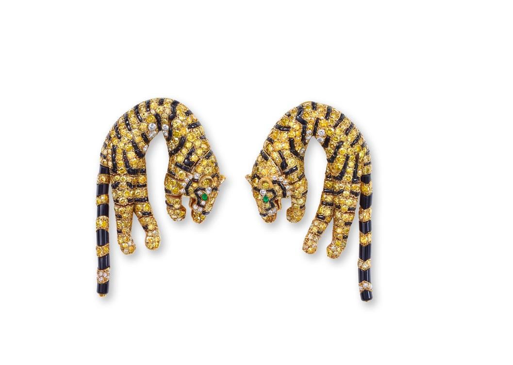 虎形耳夾(一對),卡地亞巴黎,1961年,金、鑽石、祖母綠、縞瑪瑙特別訂製,來源:芭芭拉.赫頓。(香港故宮)